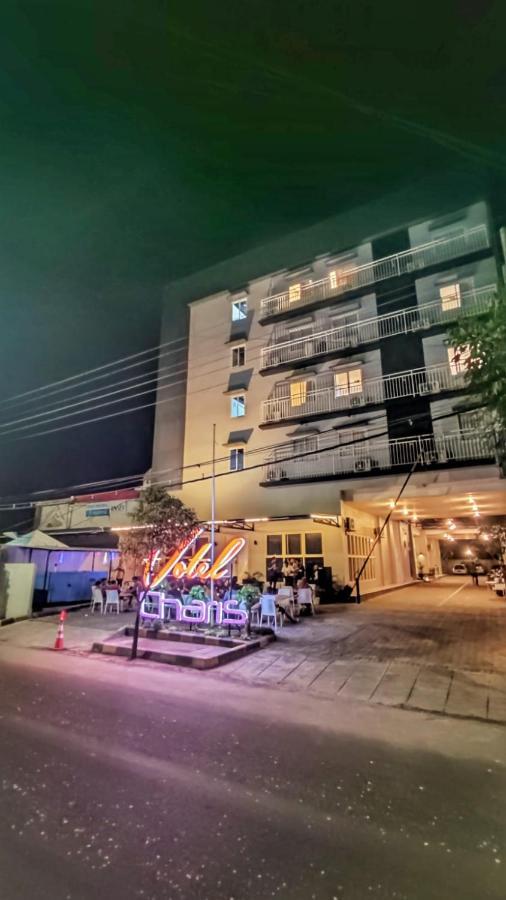 Tuban  Votel Hotel Charis Tuban מראה חיצוני תמונה