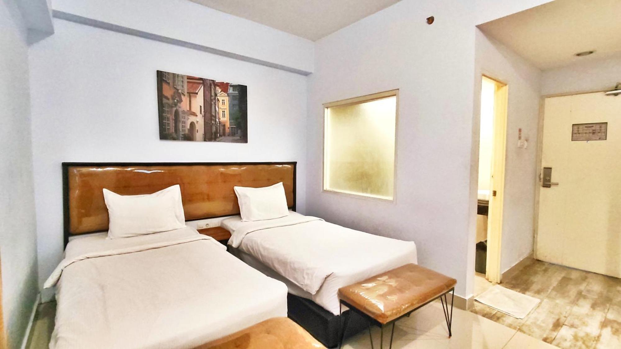 Tuban  Votel Hotel Charis Tuban מראה חיצוני תמונה