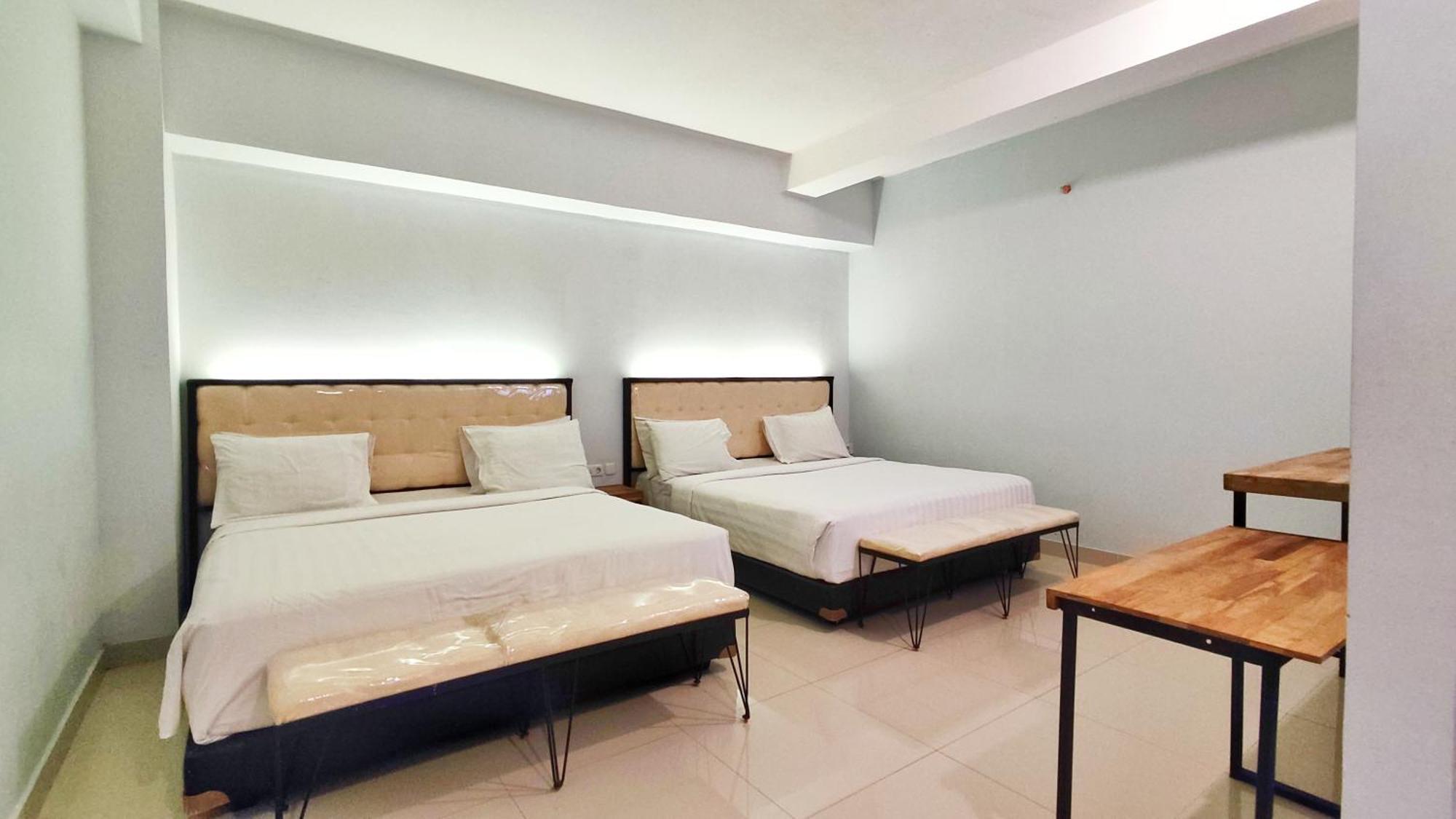 Tuban  Votel Hotel Charis Tuban מראה חיצוני תמונה