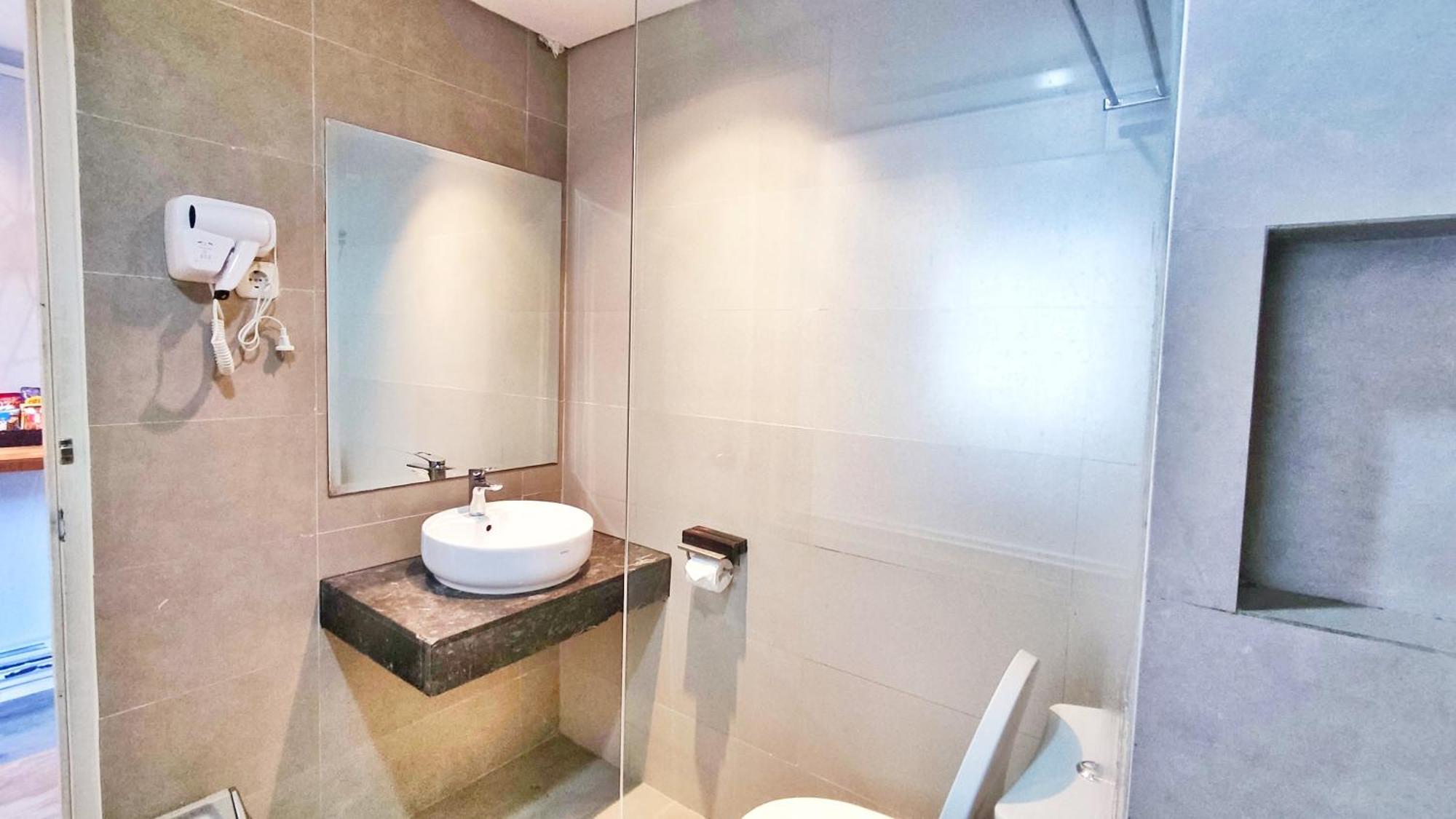 Tuban  Votel Hotel Charis Tuban מראה חיצוני תמונה