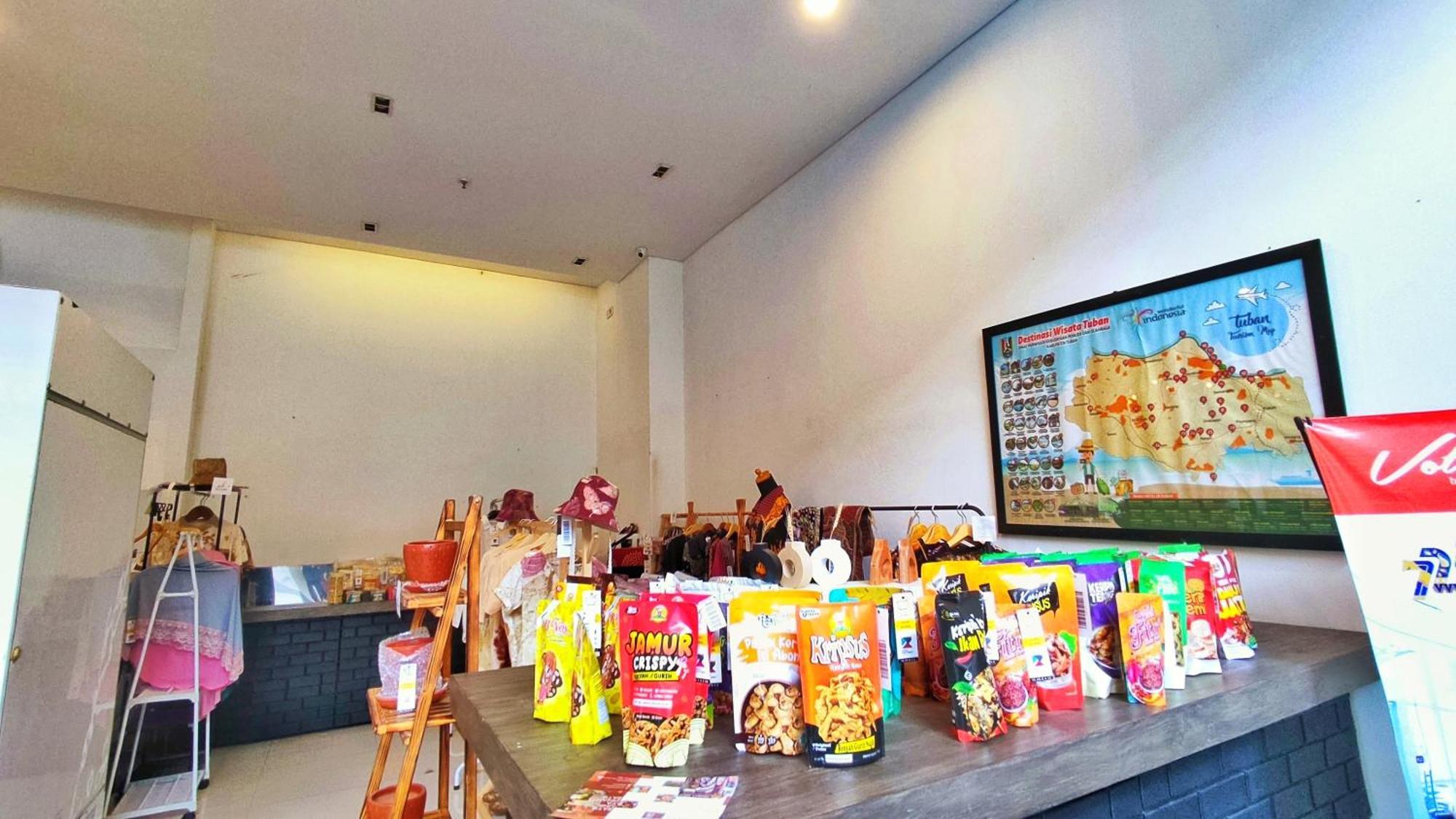 Tuban  Votel Hotel Charis Tuban מראה חיצוני תמונה