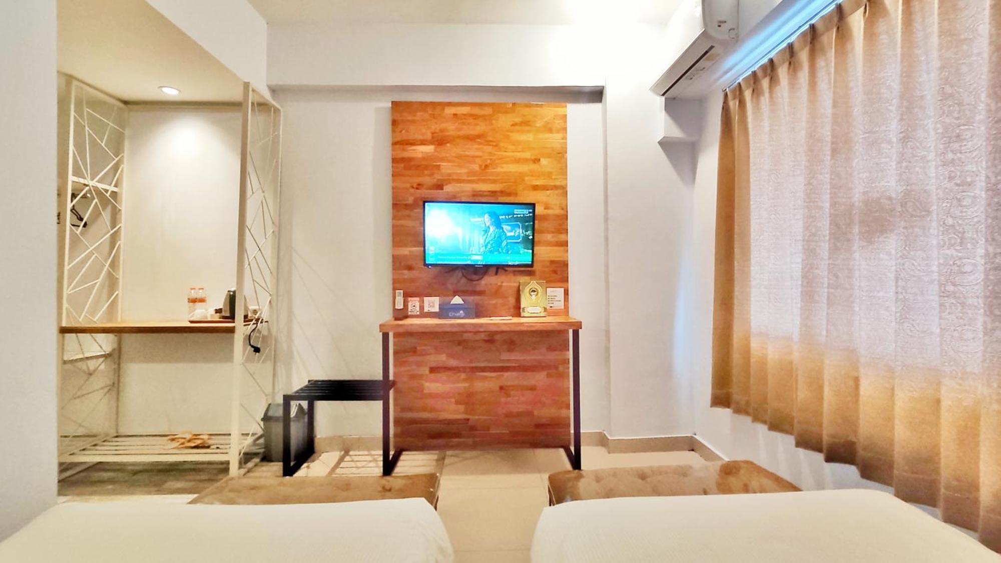 Tuban  Votel Hotel Charis Tuban מראה חיצוני תמונה