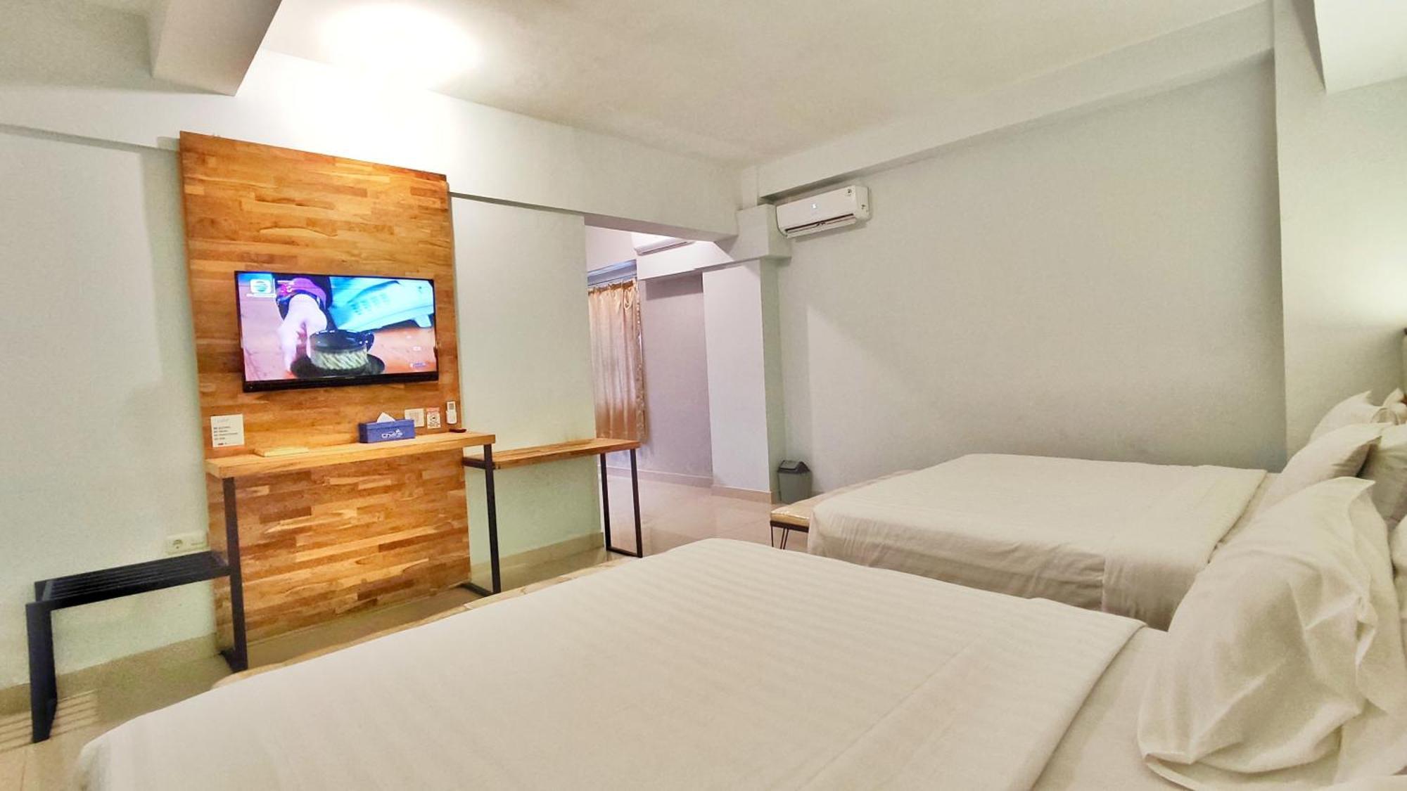 Tuban  Votel Hotel Charis Tuban מראה חיצוני תמונה
